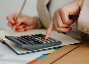 Jak wpływa wybór formy opodatkowania na finanse firmy?